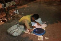 রাস্তার আলোয় পড়াশোনা