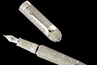 যেখানে পাবেন ১১ কোটি টাকার একটি কলম