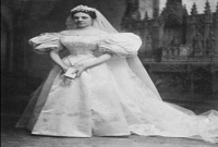 দিদির পরা একই গাউনে ১২০ বছর ধরে  ১১ কনের আংটি বদল!