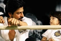 ছোট ছেলের জন্য হলুদ গাড়ি কিনলেন শাহরুখ