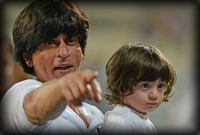 খেলনা গাড়ি কিনে বাড়ি ফিরলেন শাহরুখ