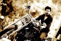 রোজ নতুন বাইকে চড়ে শুটিংয়ে যান শাহরুখ