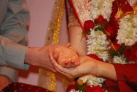 বন্ধুকে বউ উপহার ... বন্ধুকে বউ উপহার ...