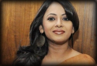 শ্রীলেখাকে ম্যাসেজ করে আটক হলেন তরুণী