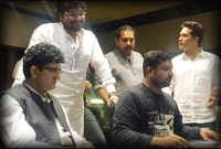 গান গেয়ে ছক্কা হাঁকালেন শচিন