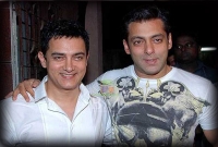 আমির খানের সঙ্গে কুস্তি খেলবেন সালমান!