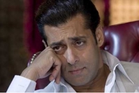 সালমানের সবকিছু লুটে নিলো মহিলা ছিনকারীরা