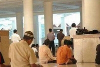 নামাজ অবস্থায় কোন ব্যক্তির সামনে দিয়ে যাওয়া যাবে কি?