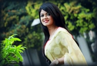 ‘আয়নাবাজি’ নিয়ে আশাবাদী মেয়েটি ‘আয়নাবাজি’ নিয়ে আশাবাদী মেয়েটি