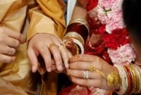 পেঁয়াজ-রসুনের মাল্য দিয়ে পাত্র-পাত্রীর মালাবদল, বিয়ে দেখে তাজ্জব!