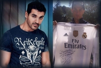 জন আব্রাহামকে রোনালদোর জার্সি উপহার