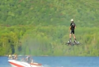 সমুদ্রের ওপর উড়ে বেড়ায় মানুষ!