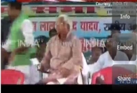 হঠাৎ মঞ্চে ছিঁড়ে পড়ল সিলিং ফ্যান, বাঁচলেন লালুপ্রসাদ