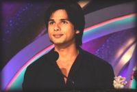 নাচের বিষয়ে খুঁটিনাটি টিপস দিচ্ছেন শহিদ