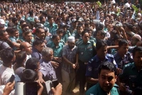 আদালত প্রাঙ্গণে কামরুলকে জুতা নিক্ষেপ