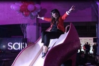 হাই হিলে তরুণীর অনন্য রেকর্ড, ১০ বছর ফ্রি জুতা