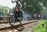  রেললাইনের পাতে চলে লিখনের মোটরসাইকেল!