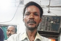 স্বর্ণভর্তি ব্যাগ ফেরত দিলেন রিকশাচালক