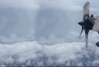 প্রলয়ঙ্করী ঝড়ের সঙ্গে বিমানের লড়াই