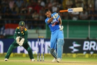 মারকুটে ধোনি যে কারণে মারতে পারছেন না