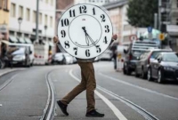 এখন ঠিক কটা বাজে?