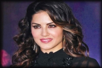 প্রযোজকরা আমার বাড়ির নিচে চেক নিয়ে দাঁড়িয়ে থাকে : সানি লিওন