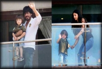 বাবাকে অনুকরণ করে হাত নাড়লেন আব্রাম! বাবাকে অনুকরণ করে হাত নাড়লেন আব্রাম!