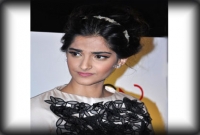 ‘নায়িকাদের কম পারিশ্রমিকে কাজ বন্ধ করা উচিত’