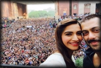 শিক্ষার্থীদের ভালোবাসায় সিক্ত সালমান-সোনম