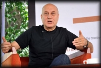 শাহরুখকে নিয়ে আজেবাজে বকা বন্ধ করুন : অনুপম খের