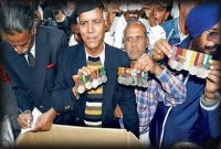 ‘ওআরওপি’র জেরে পদক ফিরিয়ে দিচ্ছেন ভারতের সাবেক সেনারা