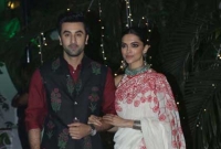 হাঁটু গেড়ে দীপিকাকে বিয়ের প্রস্তাব রণবীর কাপুরের!