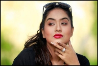 কোনো কিছুর সঙ্গে সমঝোতা করতে পারছেন না মম!