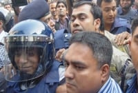 নূর হোসেনকে জুতা নিক্ষেপ, তবুও হাসি