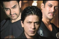 সালমানের ধাক্কায় শাহরুখ টলেনি, তবে পড়ে গেলেন আমির!