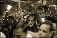 লোকাল ট্রেনে গান গেয়ে সাহায্য তুললেন অমিতাভ