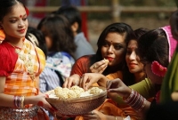 শীতের সকালে স্বাদের মুড়ির মোয়া!