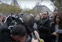 মুসলমানকে জড়িয়ে ধরে কাঁদলেন প্যারিসরা 