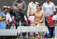 কারিনার সঙ্গে সেলফি,  বিতর্কে মুখ্যমন্ত্রী