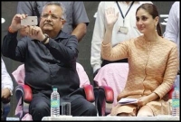 কারিনার সাথে সেলফি তুলে বেকায়দায় মুখ্যমন্ত্রী! কারিনার সাথে সেলফি তুলে বেকায়দায় মুখ্যমন্ত্রী!