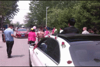 আজব প্রথা, বরের গাড়ি টানছেন বাবা!