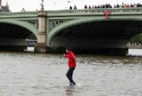 হেঁটে হেঁটে পার হলেন টেমস নদী 
