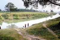 বিএসএফের নজরদারিতে স্নান সারে সীমান্তের গ্রাম