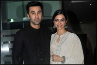 বলিউডে রণবীর-দীপিকার রোমান্সে এখন তুঙ্গে