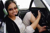 পা দিয়ে বিমান চালায় যে পাইলট 