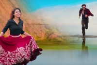 স্কার্ট বাচাতে  পাথরের সাহায্য নিলেন কাজল স্কার্ট বাচাতে  পাথরের সাহায্য নিলেন কাজল