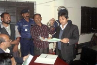 হাতকড়া নিয়েই মনোনয়নপত্র দাখিল হাতকড়া নিয়েই মনোনয়নপত্র দাখিল