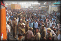 গোশতবাহী ট্রাকে হামলা, পুলিশ-জনতা ব্যাপক সংঘর্ষ