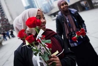 তরুণীদের লাল গোলাপে ছোট্ট একটি চিরকুট