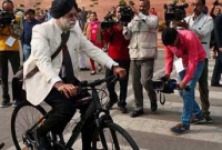  সাইকেল চালিয়ে পার্লামেন্টে যান যে সাংসদ